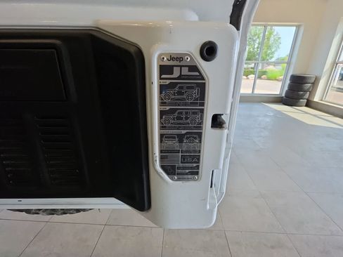 Used 2019 Jeep Wrangler Unlimited Sahara AWD/4WD image 12