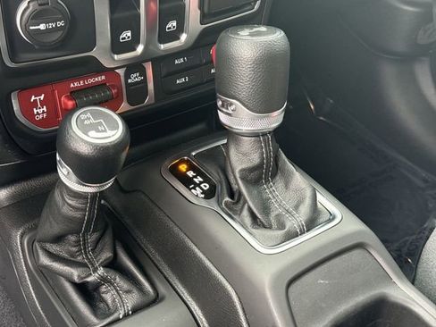 Used 2025 Jeep Wrangler Sport AWD/4WD image 19