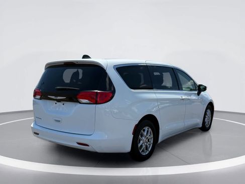Used 2022 Chrysler Voyager LX FWD image 4