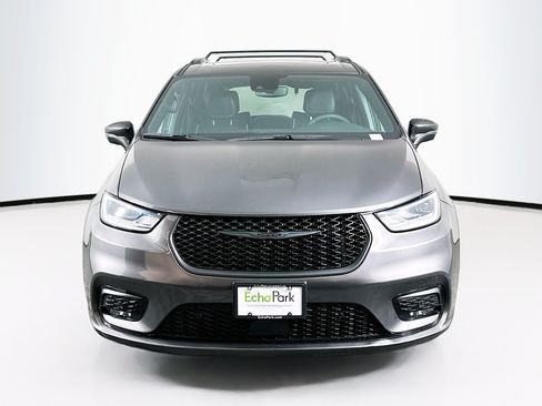 Used 2022 Chrysler Pacifica Limited w/ Uconnect Theater Family Group FWD image 2