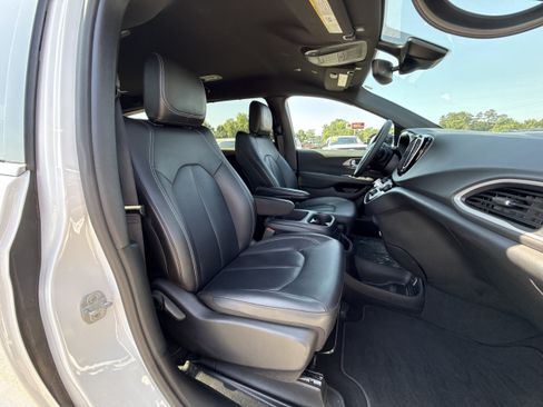 Used 2025 Chrysler Pacifica Select FWD image 11