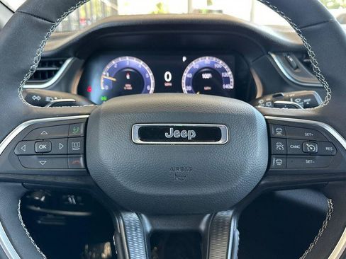 Used 2025 Jeep Grand Cherokee Altitude AWD/4WD image 23