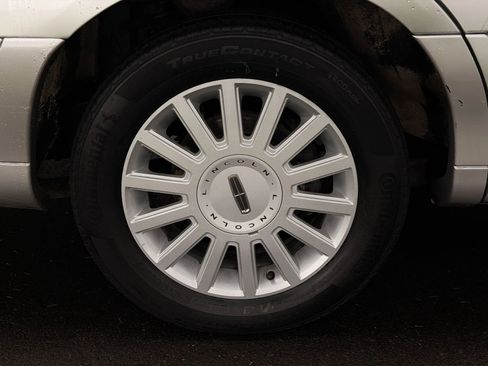 Used 2005 Lincoln Town Car Signature image 55