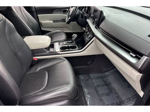 Used 2024 Kia Carnival LX image 18