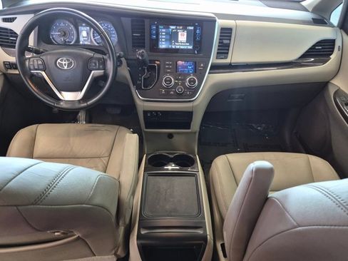 Used 2016 Toyota Sienna XLE FWD image 16