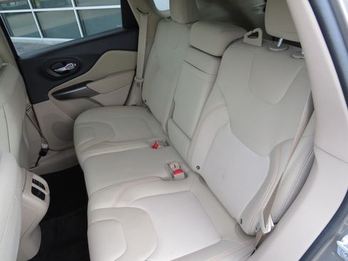 Used 2019 Jeep Cherokee Latitude w/ Popular Appearance Group image 34