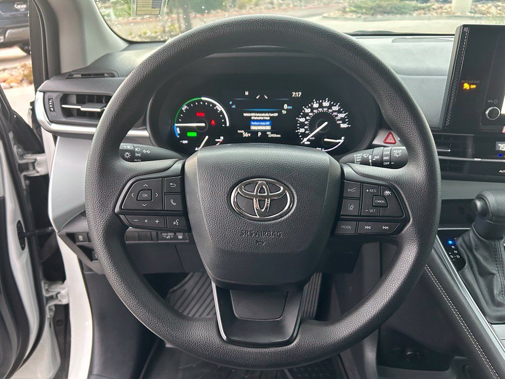 Used 2025 Toyota Sienna LE AWD/4WD image 10