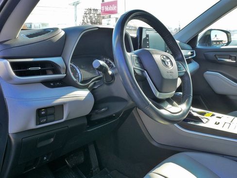 Used 2022 Toyota Highlander XLE image 22