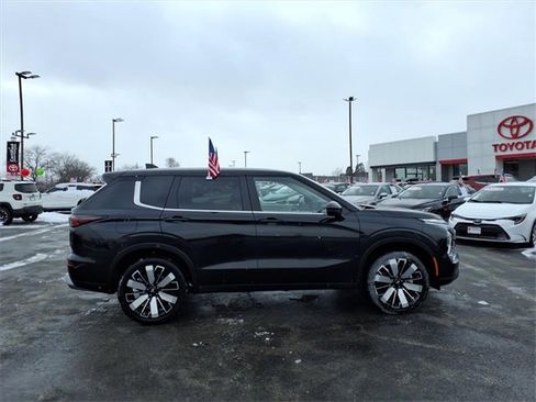 Used 2025 Mitsubishi Outlander AWD image 2