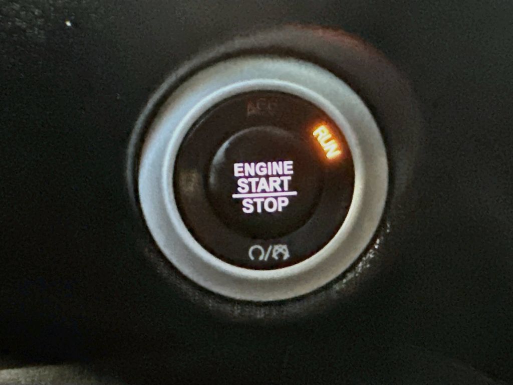 Used 2025 Chrysler Pacifica Select FWD image 25