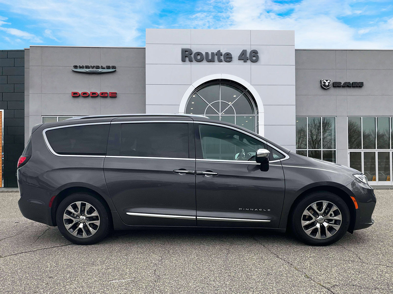 Used 2023 Chrysler Pacifica Pinnacle FWD image 6