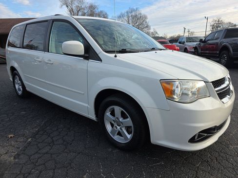 Used 2011 Dodge Grand Caravan Crew w/ Entertainment Group 1 image 18
