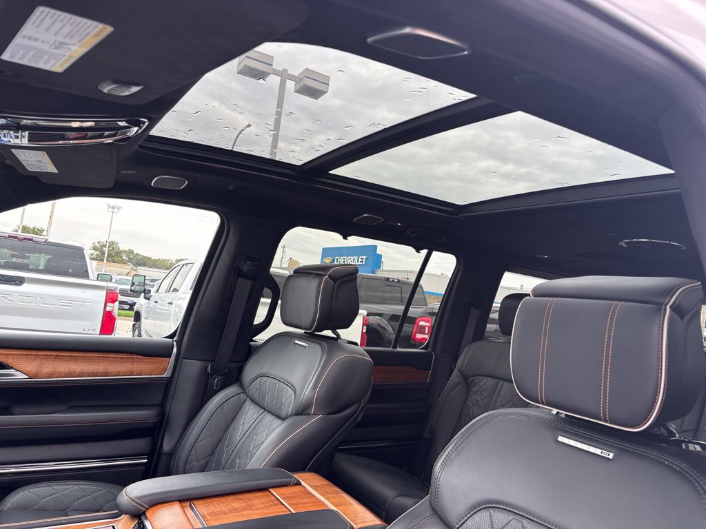 Used 2024 Jeep Grand Wagoneer Series III w/ Flexible Seating Group AWD/4WD image 38