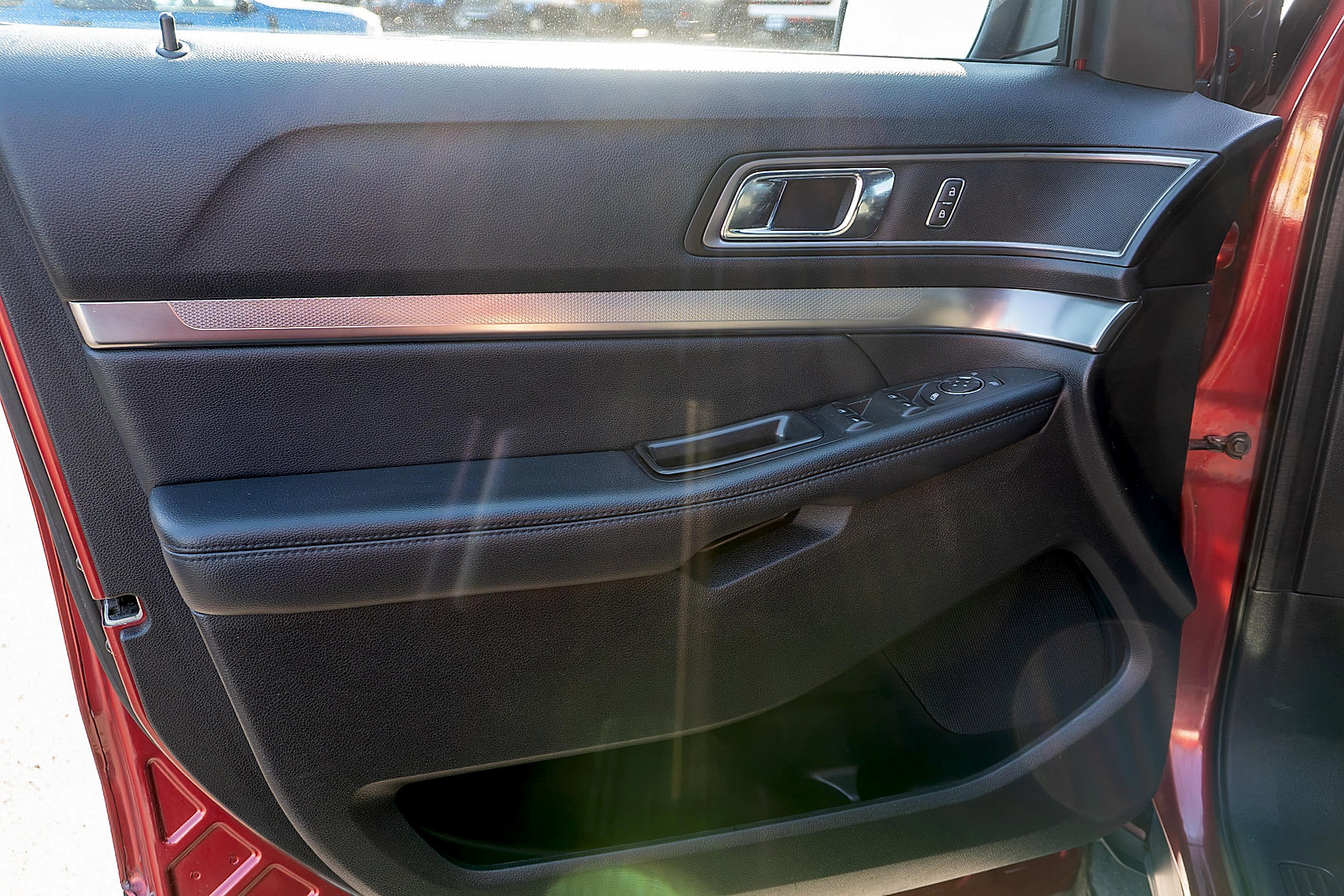 Used 2019 Ford Explorer XLT w/ Equipment Group 201A AWD/4WD image 17