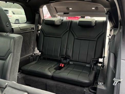 Used 2018 Land Rover Discovery SE image 23