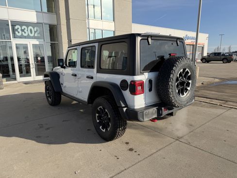 Used 2025 Jeep Wrangler Unlimited Rubicon image 3