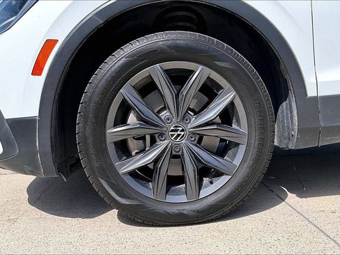 Used 2022 Volkswagen Tiguan SE FWD image 11