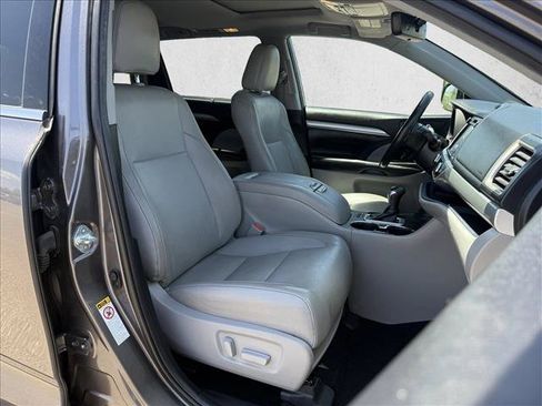 Used 2019 Toyota Highlander XLE FWD image 13