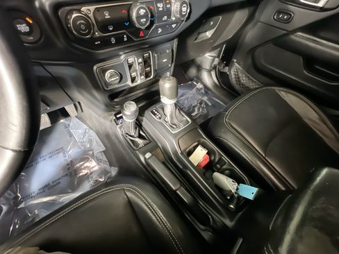 Used 2019 Jeep Wrangler Unlimited Sahara w/ Uconnect 4C Nav & Sound Group AWD/4WD image 25