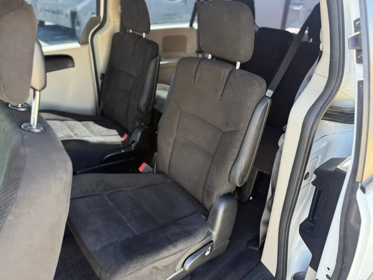 Used 2015 Dodge Grand Caravan American Value Package w/ UConnect Hands-Free Group FWD image 32