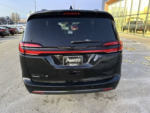 Used 2023 Chrysler Pacifica Limited w/ S Appearance Package image 7