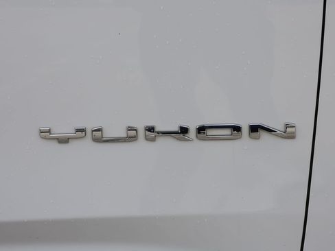 Used 2022 GMC Yukon XL SLE w/ Gmc Pro Safety Plus Package AWD/4WD image 8
