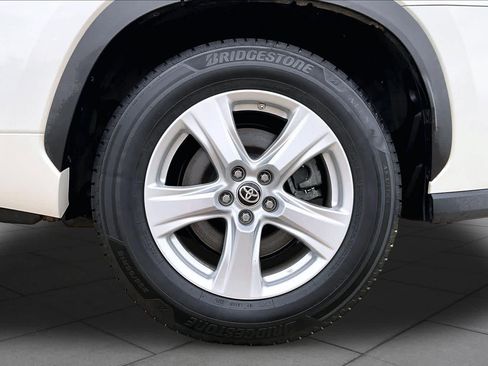 Used 2020 Toyota Highlander LE FWD image 11