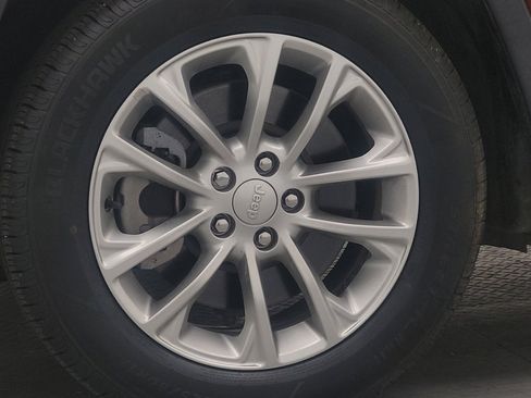 Used 2019 Jeep Cherokee Latitude w/ Popular Appearance Group FWD image 31