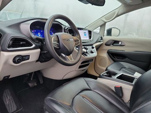 Used 2023 Chrysler Pacifica Touring-L image 19