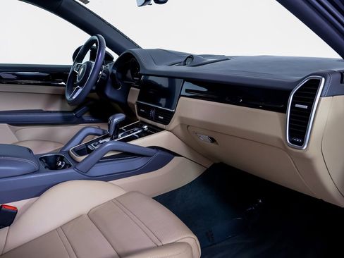 Used 2022 Porsche Cayenne S image 6