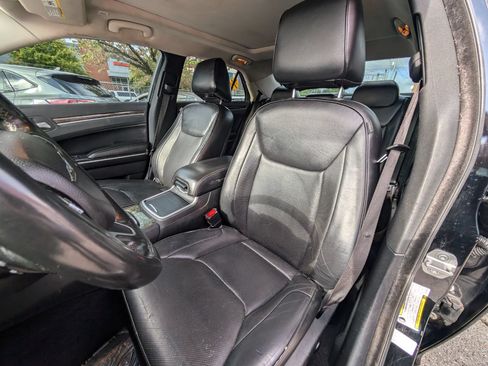 Used 2019 Chrysler 300 Limited AWD/4WD image 16