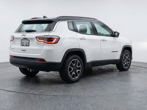 Used 2025 Jeep Compass Trailhawk image 9