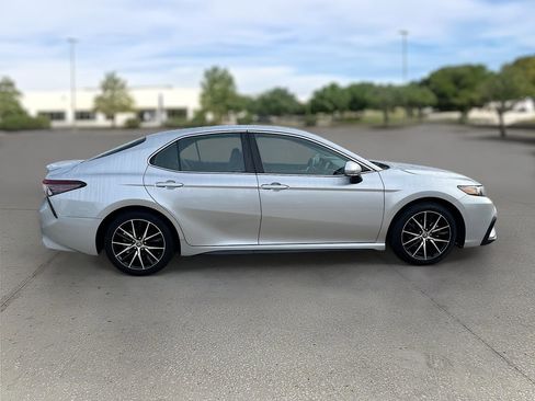 Used 2024 Toyota Camry SE image 8