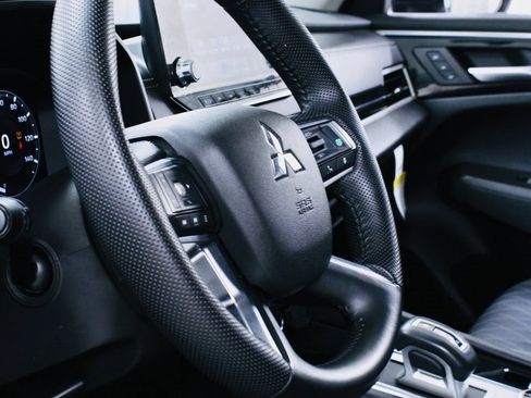 Used 2023 Mitsubishi Outlander SEL image 13