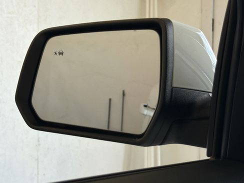 Used 2022 GMC Acadia SLE FWD image 55