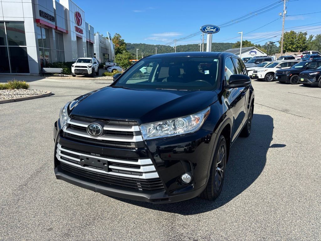 Used 2018 Toyota Highlander Plus AWD/4WD image 3