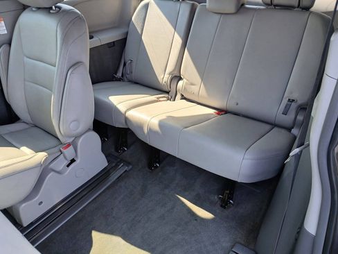 Used 2015 Toyota Sienna XLE Premium FWD image 13