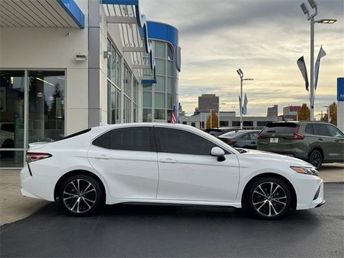 Used 2019 Toyota Camry L image 2