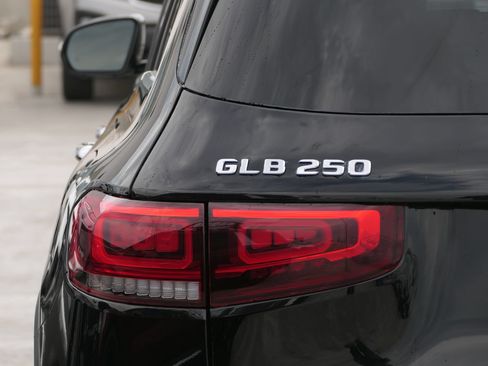 Used 2023 Mercedes-Benz GLB 250 4MATIC image 3