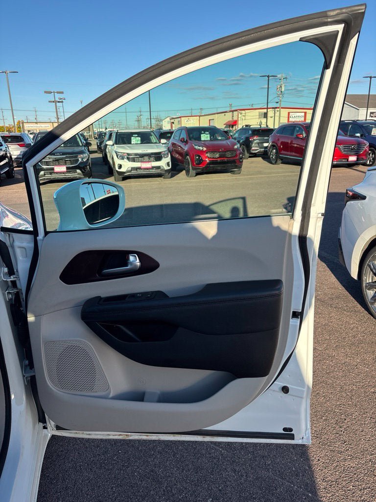 Used 2018 Chrysler Pacifica Limited FWD image 35