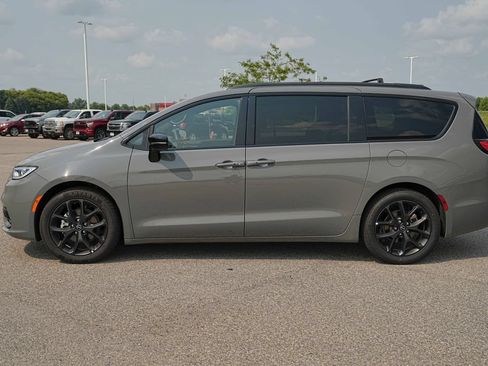 Used 2025 Chrysler Pacifica Limited FWD image 10