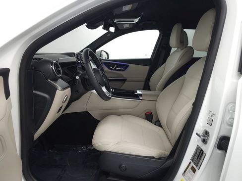 Used 2025 Mercedes-Benz GLC 350e 4MATIC image 8