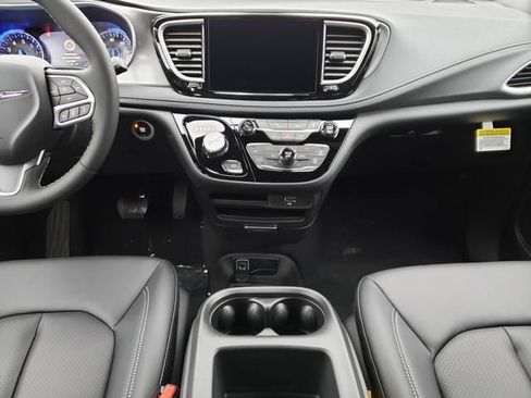 New 2026 Chrysler Pacifica Select image 8