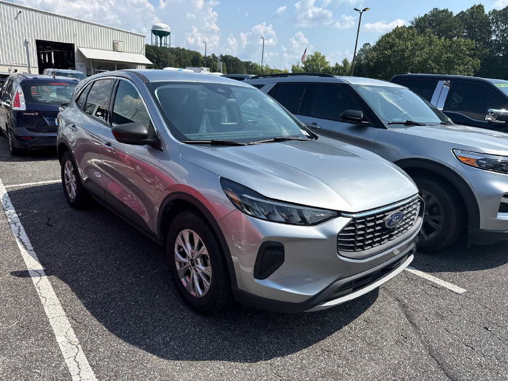 Used 2024 Ford Escape Active AWD/4WD image 2