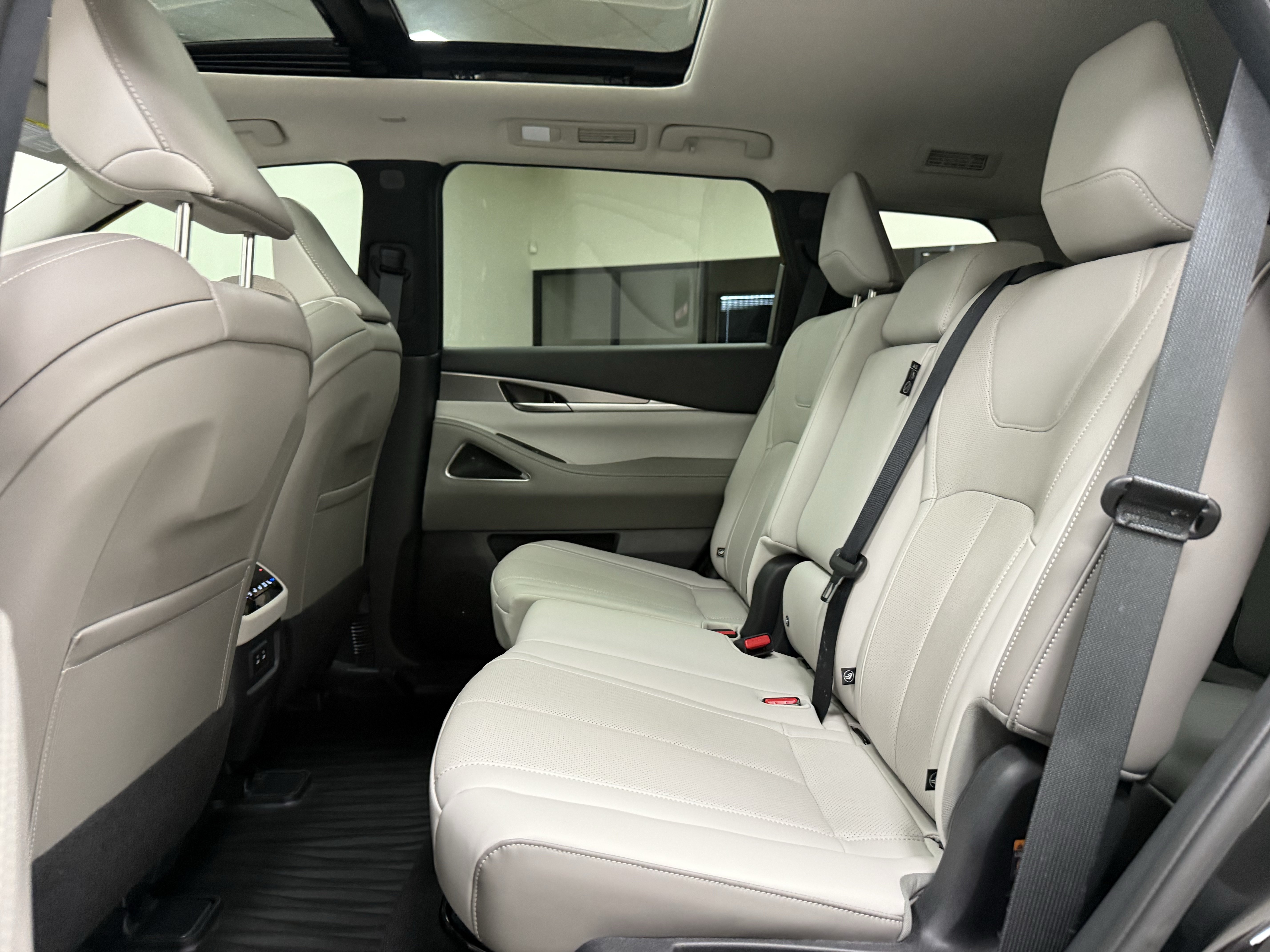 Used 2027 INFINITI QX60 Luxe w/ Cargo Package FWD image 15