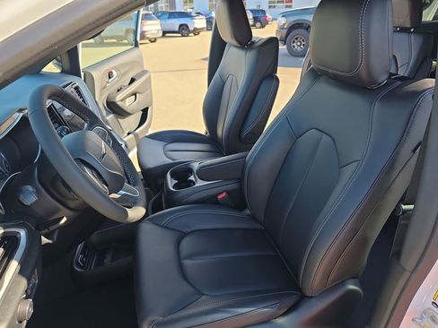 New 2026 Chrysler Pacifica Select image 17