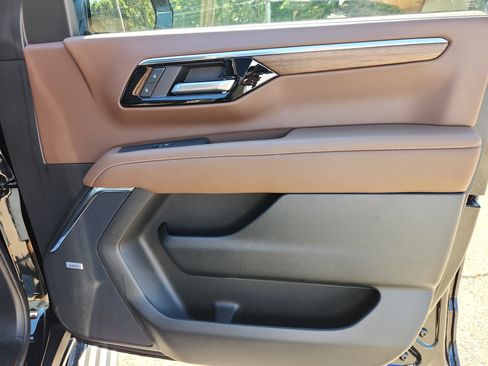Used 2025 Chevrolet Tahoe High Country AWD/4WD image 56