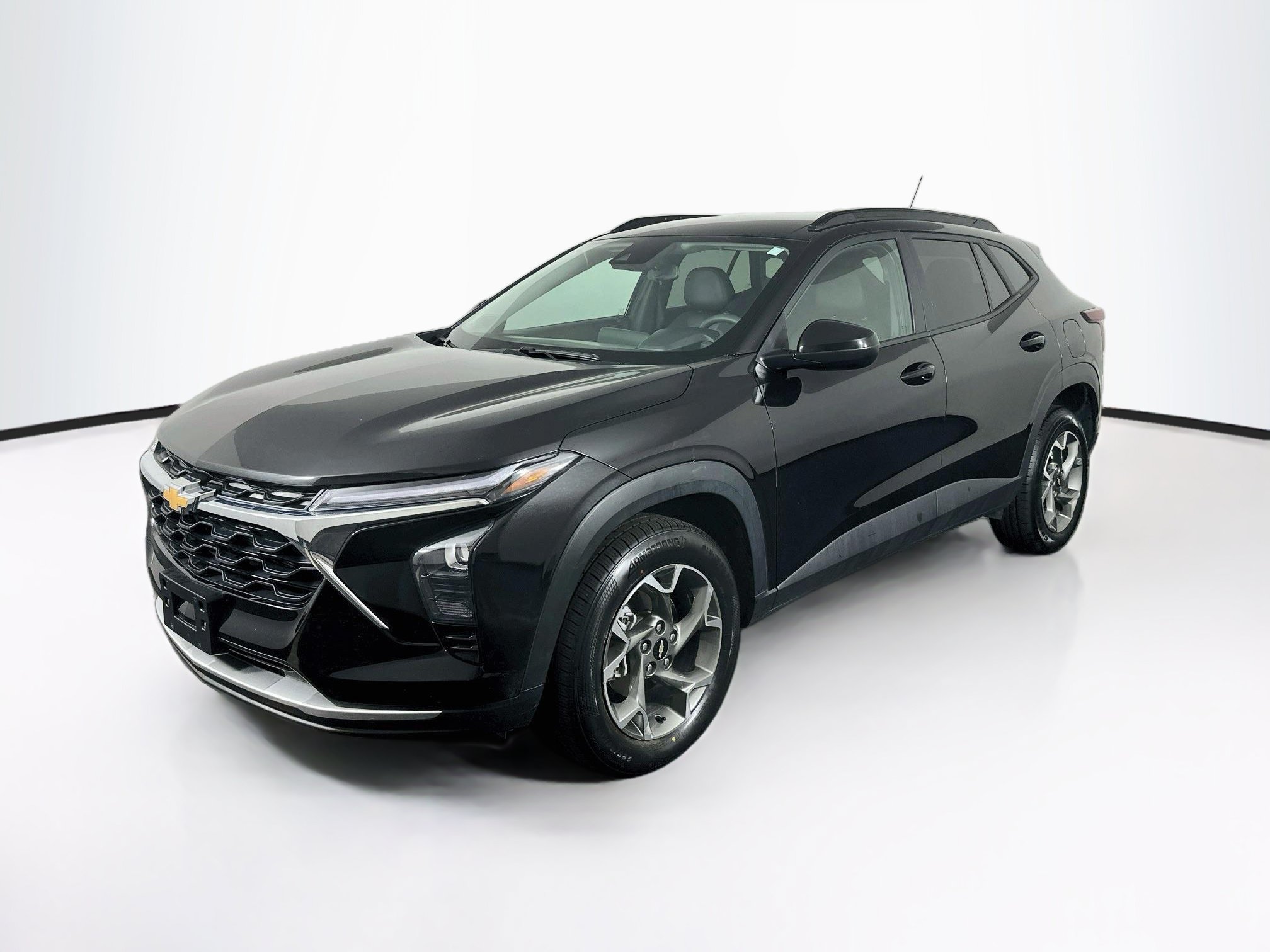 Used 2025 Chevrolet Trax LT FWD image 3