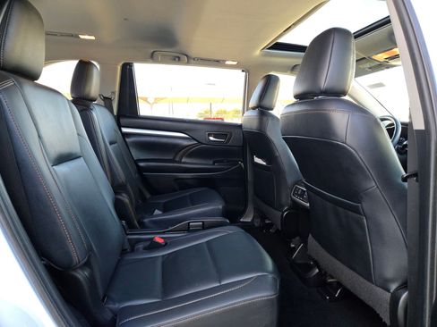 Used 2019 Toyota Highlander XLE image 27