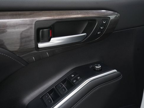 Used 2025 Toyota Highlander Platinum image 22